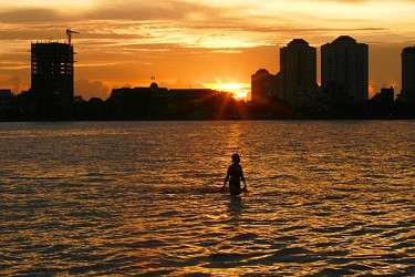 Ngắm hoàng hôn đẹp lộng lẫy "không phải khi nào cũng có" ở Hà Nội