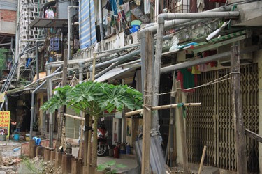 Khu tập thể E4-Đại học Y Hà Nội: Hàng trăm ống chứa chất thải xả... trên đầu dân