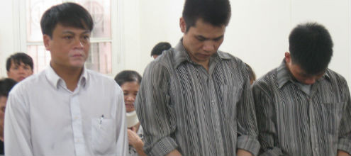 Tạt axit trả thù, kẻ bị tàu hỏa tông chết, kẻ đi tù