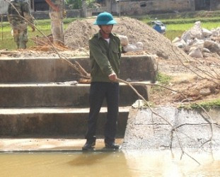 Phát hiện một phụ nữ chết trôi trên kênh thủy lợi