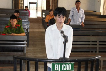 Có quan hệ tình cảm với mẹ, hiếp dâm con