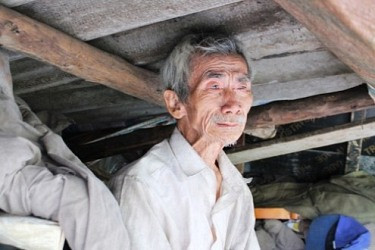 Hà Nội: Hai cha con sống trong túp lều “ổ chuột” nhận hỗ trợ suốt đời