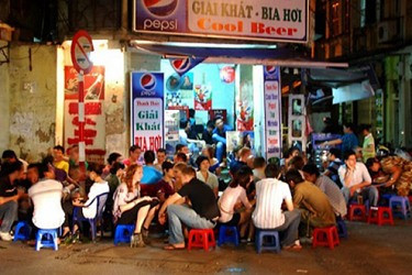 Bộ Công Thương hủy quy định cấm bán bia vỉa hè