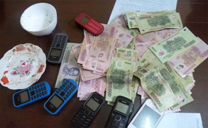 Truy tố 21 đối tượng đánh bạc, tàng trữ vũ khí