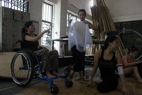 Nghề xiếc- Nụ cười và nước mắt (Kỳ 2): Đam mê của người nghệ sĩ ngồi trên xe lăn