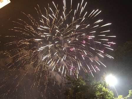 Trời Hà Nội rực sáng pháo hoa