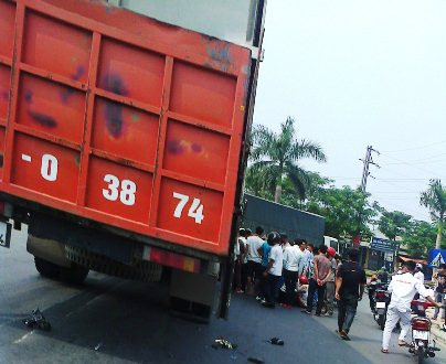 Vĩnh Phúc: Phút sinh tử, người mẹ ôm con thoát khỏi bánh xe “thần chết”!