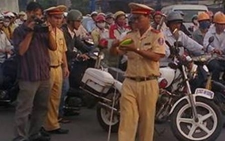 Hưng Yên: CSGT chém cán bộ trại giam vì...nhìn đểu