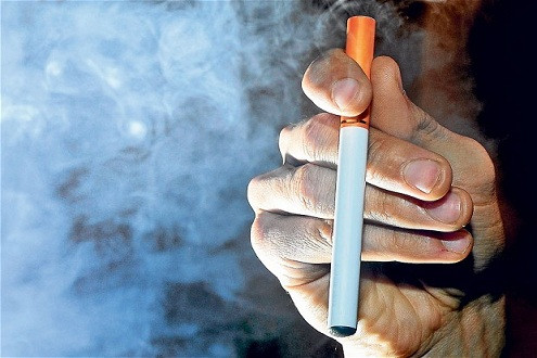 Thuốc lá điện tử phát nổ trong túi quần, một người đàn ông suýt mất chân