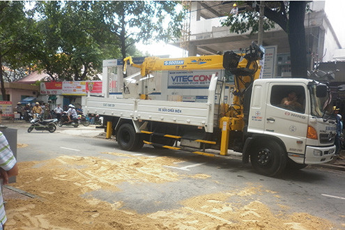 Xe cần cẩu lấp tụ điện sập, đè xe máy