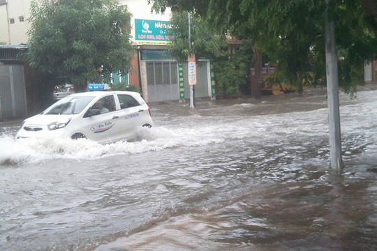 Nghệ An: Mưa lớn TP Vinh ngập trong biển nước