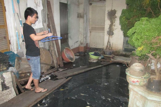 Hà Nội: Chính quyền bất lực, dân sống cùng nước thải