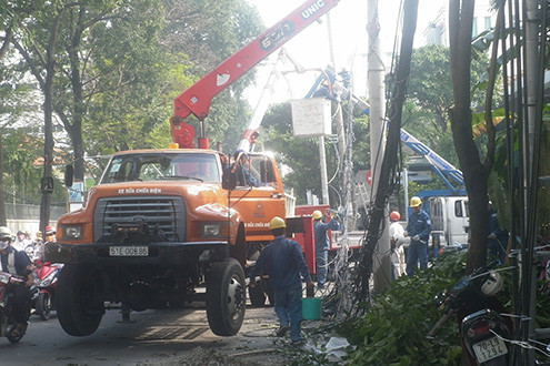 TP. Hồ Chí Minh: Xe tải tông đổ cột đèn rồi bỏ chạy
