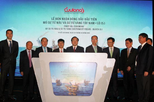 Phó Thủ tướng Hoàng Trung Hải nhấn nút đón dòng dầu đầu tiên mỏ Sư Tử Nâu