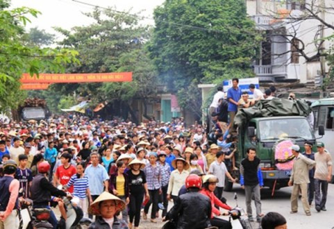 Quan tài diễu phố: Sự bất nhẫn trong xã hội hiện đại