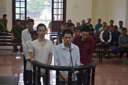 Hỗn chiến giữa hai nhóm công nhân, ba anh em ruột cùng ngồi tù