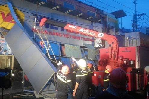 Mưa lớn làm sập bảng hiệu quảng cáo của Ngân hàng