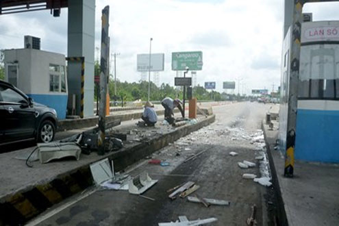 Xe khách đâm vào trạm thu phí, hành khách hoảng loạn