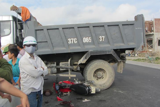 Nghệ An: Húc phải xe tải, 3 học sinh nguy kịch