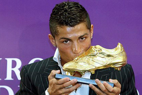 Ronaldo nhận danh hiệu 'Chiếc giày vàng' châu Âu