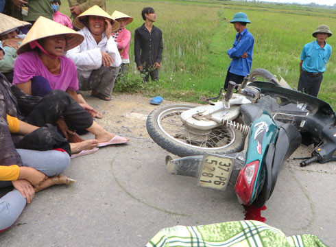 Bị xe tải đâm từ phía sau một người đi xe máy chết tải chỗ