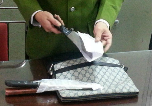 Bị vây ráp, nam thanh niên dùng dao kề cổ cảnh sát đe dọa