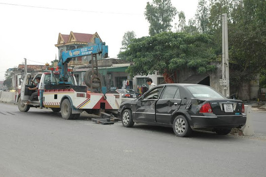 Nghệ An: Xe tải đấu đầu xe 4 chỗ, 4 người thoát chết