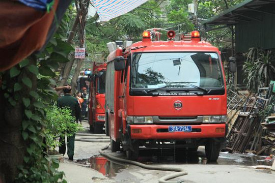 Chùm ảnh: Cháy lớn thiêu rụi kho chứa gỗ, đồ điện tử tại Hà Nội