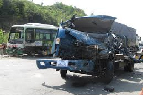 Hai xe tải đấu đầu trên Quốc lộ 14, lái xe tử vong tại chỗ