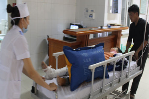 Xe tải va chạm xe máy 3 người thương vong