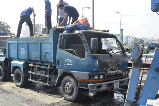 Hoảng loạn vì xe tải bất ngờ bốc cháy