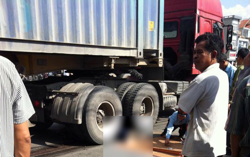 Ninh Bình: Đang chờ đèn đỏ bị container cán chết