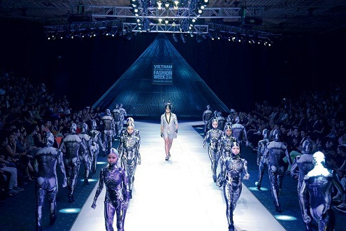 Chiêm ngưỡng bộ BST của NKT Nguyễn Công Trí tại Vietnam International Fashion Week