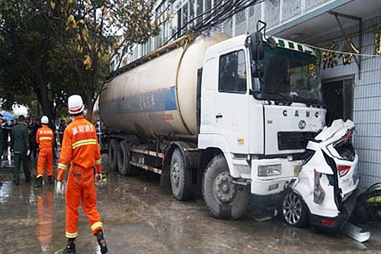 Trung Quốc: Tai nạn giao thông, nạn nhân thoát chết thần kỳ