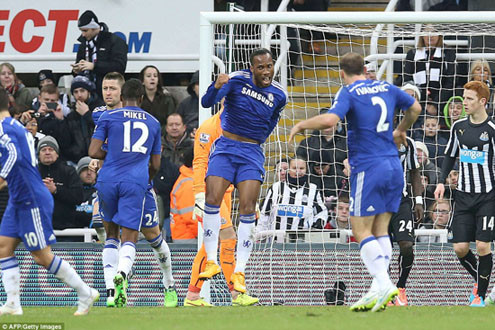 Chelsea sẩy chân trên sân St James Park