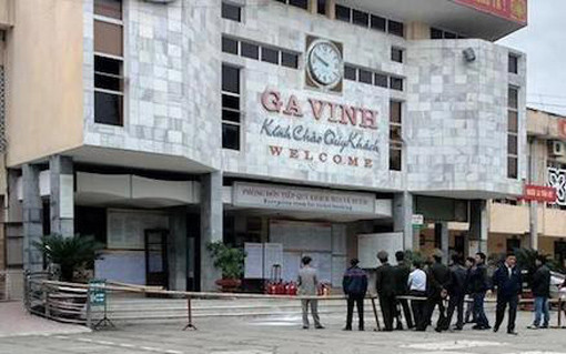 Xông vào ga Vinh ném can xăng đốt phòng bán vé