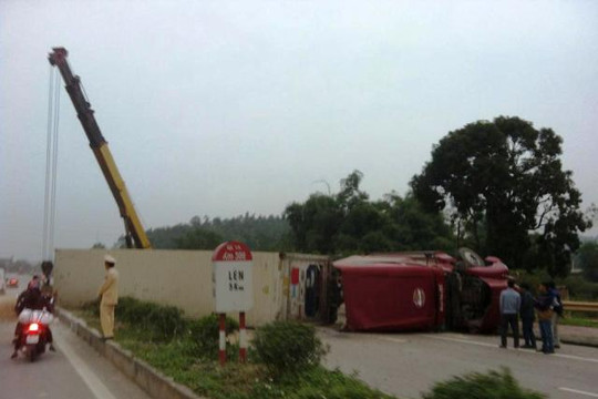 Đâm vào dải phân cách, xe container nằm ngang đường