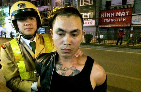 Hà Nội: Mua hàng cấm bị 141 tóm gọn do không bật đèn chiếu sáng ô tô