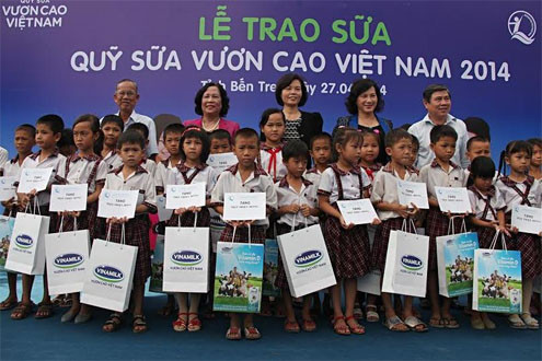 6 năm, quỹ sữa Vươn cao VN đến với hơn 310 ngàn trẻ nghèo