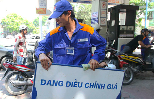 Giá xăng giảm kỷ lục hơn 2.000 đồng/lít từ 15h00 chiều nay