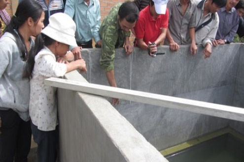 Xót xa hai bé trai chết đuối trong bể chứa nước nhà hàng xóm