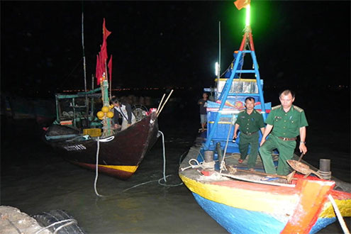 Cứu hộ thành công 6 người cùng chiếc tàu gặp nạn trên biển