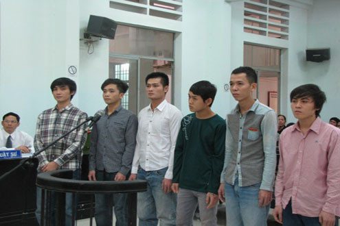 Rủ nhau vào tù vì đi "giải vây cho bạn"