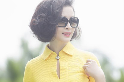 MC Thanh Mai sắc vàng trẻ trung xuống phố