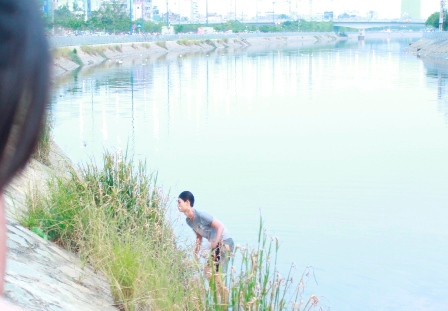 Tên trộm "thi gan" hơn 1 giờ dưới kênh Tàu Hủ nhờ phao cứu sinh