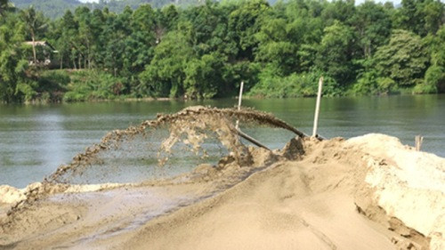 Bắt 2 tàu khai thác cát trái phép ngoài khơi Bà Rịa - Vũng Tàu