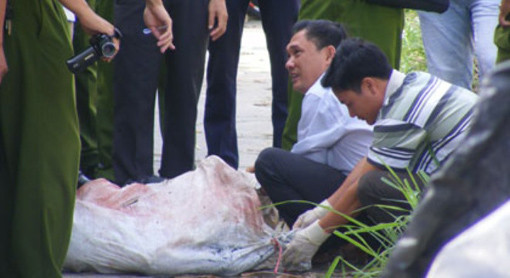 Xác một người chết bị thả trôi sông