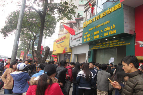 Hà Nội: Người dân chen chúc mua vé xe tết
