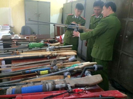 Thu giữ nhiều súng cồn, súng kíp có tính sát thương cao
