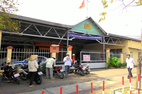 Dùng xe công gắn biển số giả đi chơi